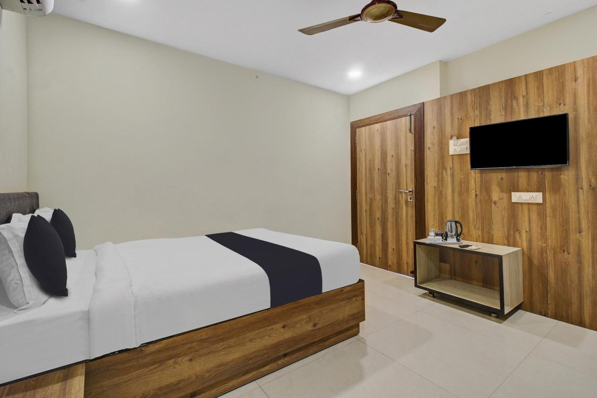 Collection O Hotel Swagath Pride Mancherāl Exterior photo